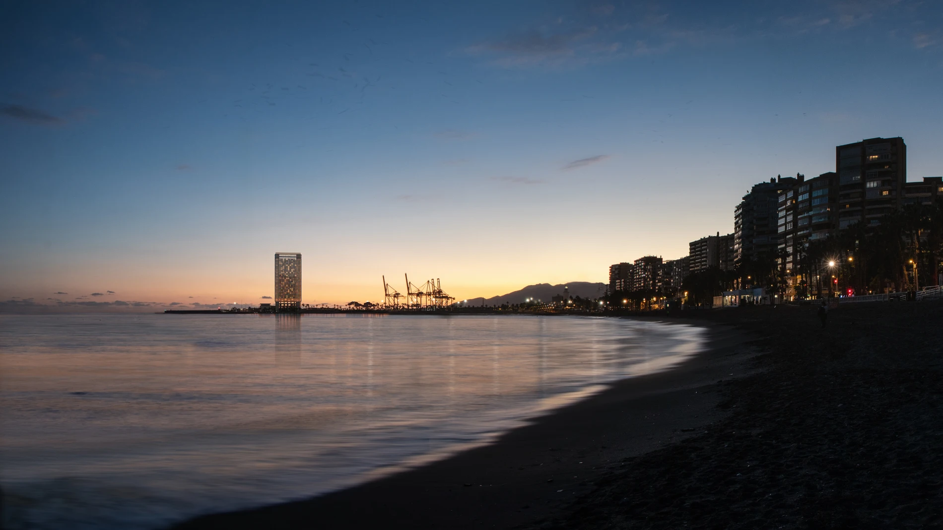 Vista de la Torre del Puerto desde la playa de La Malagueta