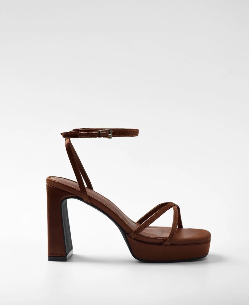 Sandalias de tacón metalizado.