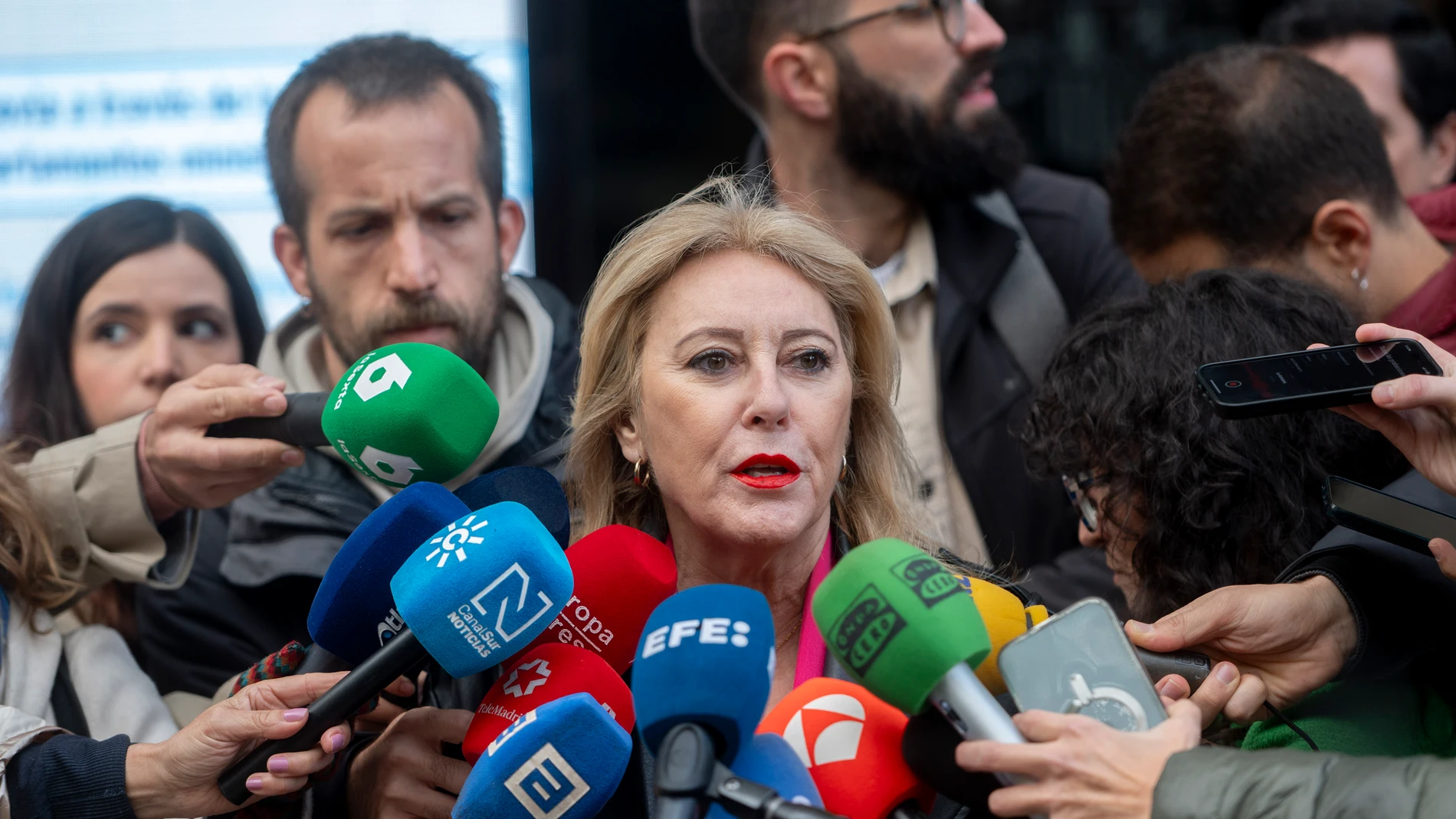 La consejera de Economía, Hacienda, Fondos Europeos y Diálogo Social, y portavoz del Gobierno de la Junta de Andalucía, Carolina España, Atiende a los medios de comunicación antes de asistir en Madrid a la reunión del pleno del Consejo de Política Fiscal y Financiera (CPFF). A 17 de noviembre de 2025, en Madrid (España). El Consejo de Política Fiscal y Financiera (CPFF), se reúne este miércoles 17 de noviembre, para debatir con las comunidades autónomas los objetivos de estabilidad financiera...