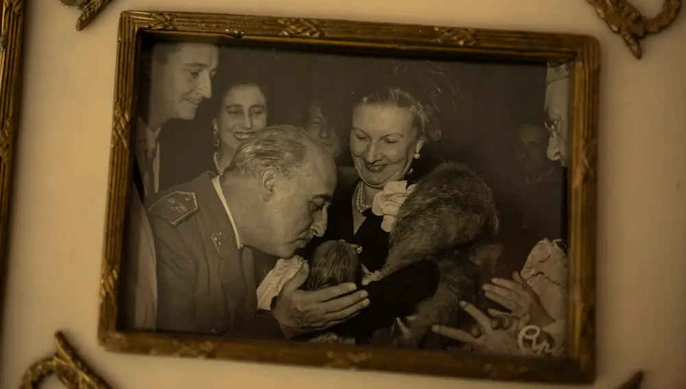 En la imagen, Franco besa a su nieto, en brazos de su abuela paterna, María de la O Esperanza Bordiú