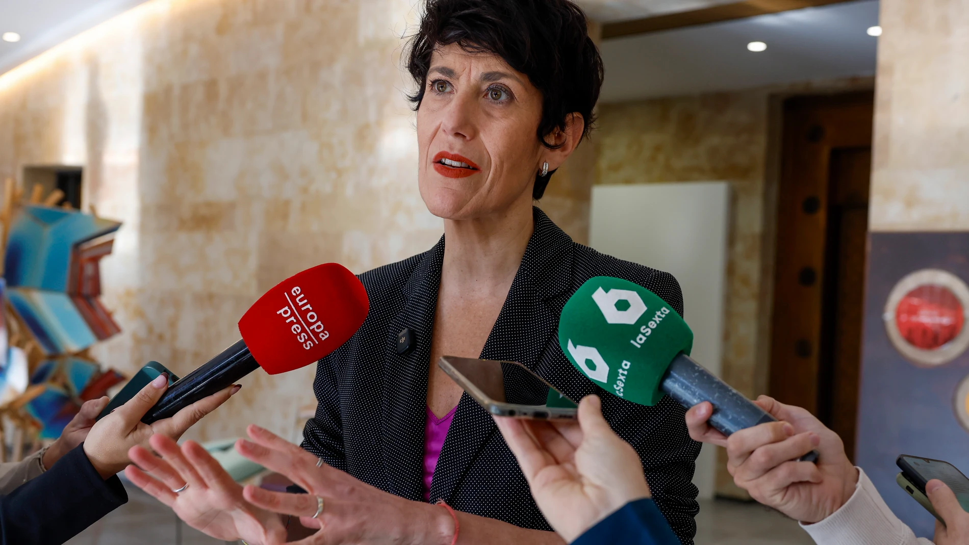 MADRID (ESPAÑA), 17/11/2025.- La ministra de Inclusión, Seguridad Social y Migraciones, Elma Saiz atiende a los medios tras clausurar la jornada conmemorativa de los 600 años de la llegada del pueblo gitano a España 'Luchando contra el antigitanismo', organizada por el Observatorio Español del Racismo y la Xenofobia (OBERAXE) celebrada este lunes en Madrid. EFE/JJ Guillén