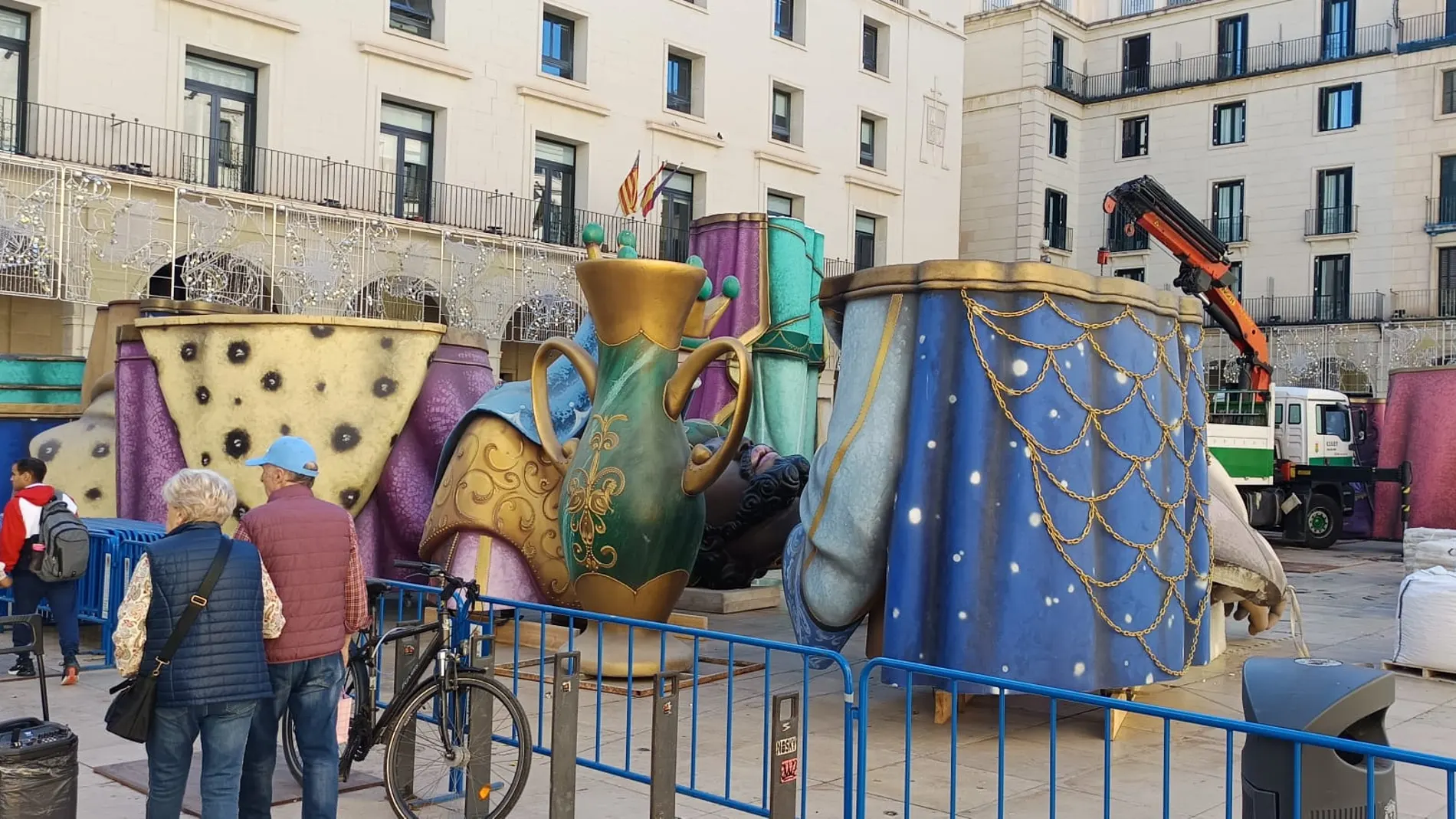 Figuras del Belén Gigante que se están instalando en la plaza del Ayuntamiento