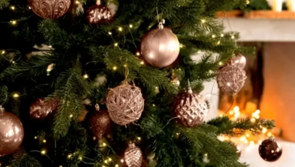 Árbol con colores paleta Mocha Mousse 17-12-30