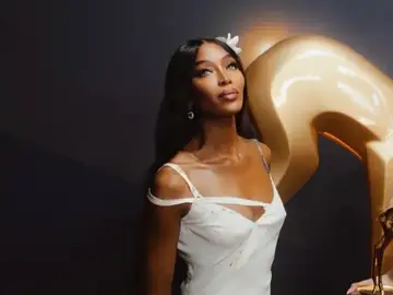 Naomi Campbell repite un Galliano icónico casi 30 años después… y parece recién salido de pasarela Naomi Campbell repite un Galliano icónico casi 30 años después… y parece recién salido de pasarela