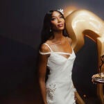Naomi Campbell repite un Galliano icónico casi 30 años después… y parece recién salido de pasarela