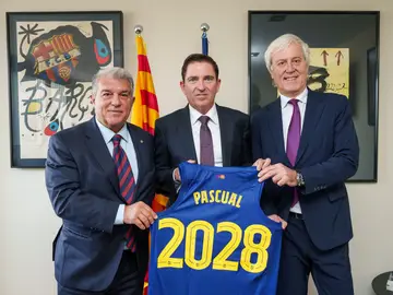 Baloncesto.- Xavi Pascual: "Queremos hacer feliz al barcelonismo y que el equipo refleje los valores de la entidad" Joan Laporta, Xavi Pascual y Josep Cubells, tras la firma del nuevo técnico del Barça REMITIDA / HANDOUT por @PARGAPHOTO Fotografía remitida a medios de comunicación exclusivamente para ilustrar la noticia a la que hace referencia la imagen, y citando la procedencia de la imagen en la firma 17/11/2025