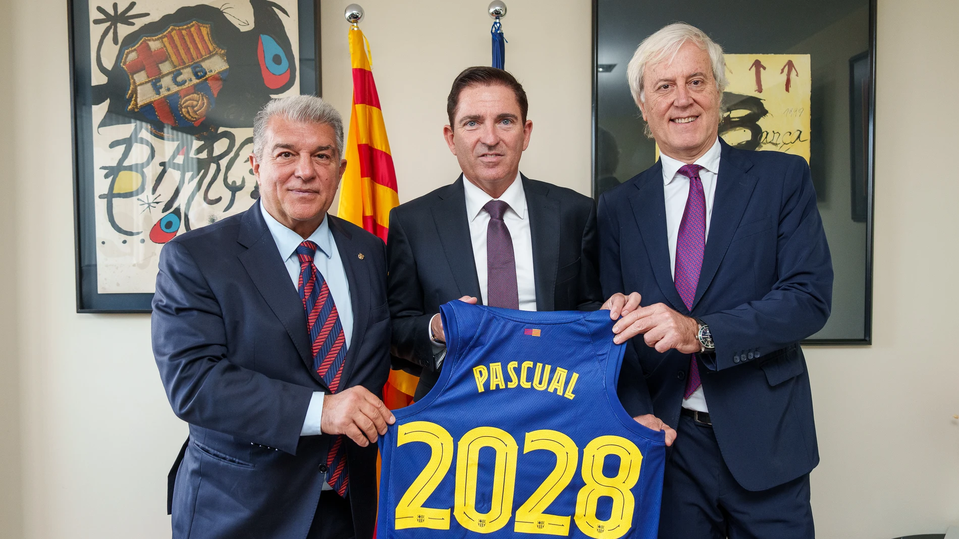 Joan Laporta, Xavi Pascual y Josep Cubells, tras la firma del nuevo técnico del Barça REMITIDA / HANDOUT por @PARGAPHOTO Fotografía remitida a medios de comunicación exclusivamente para ilustrar la noticia a la que hace referencia la imagen, y citando la procedencia de la imagen en la firma 17/11/2025