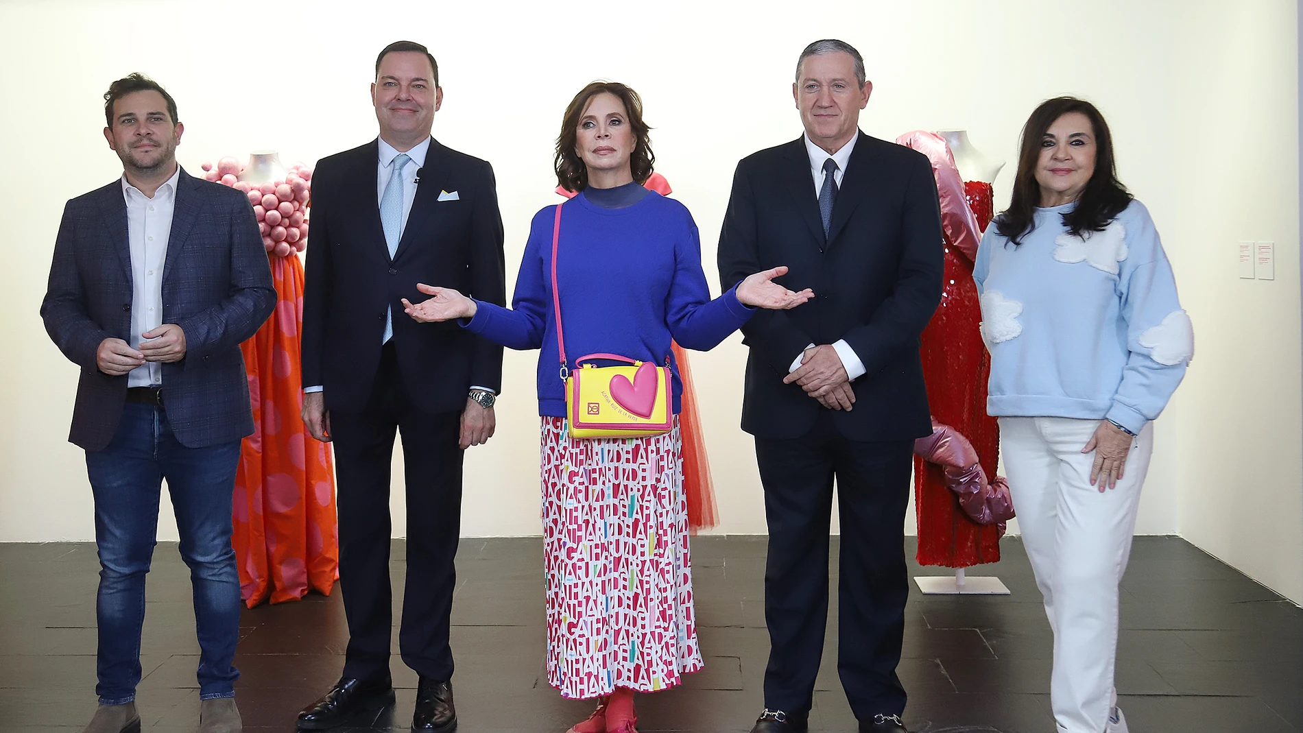 Agatha Ruiz de la Prada junto al director general de Fundos, José María Viejo, el presidente de la Diputación de Zamora, Javier Faúndez, el director de Cultura y Patrimonio de Fundos, Raúl Fernández, y el vicepresidente primero de la Institución provincial, Víctor López