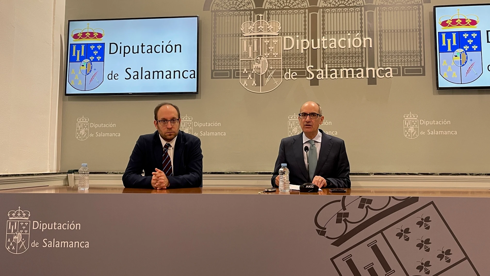 El presidente de la Diputación de Salamanca, Javier Iglesias, junto al diputado de Economía y Hacienda, Marcos Iglesias