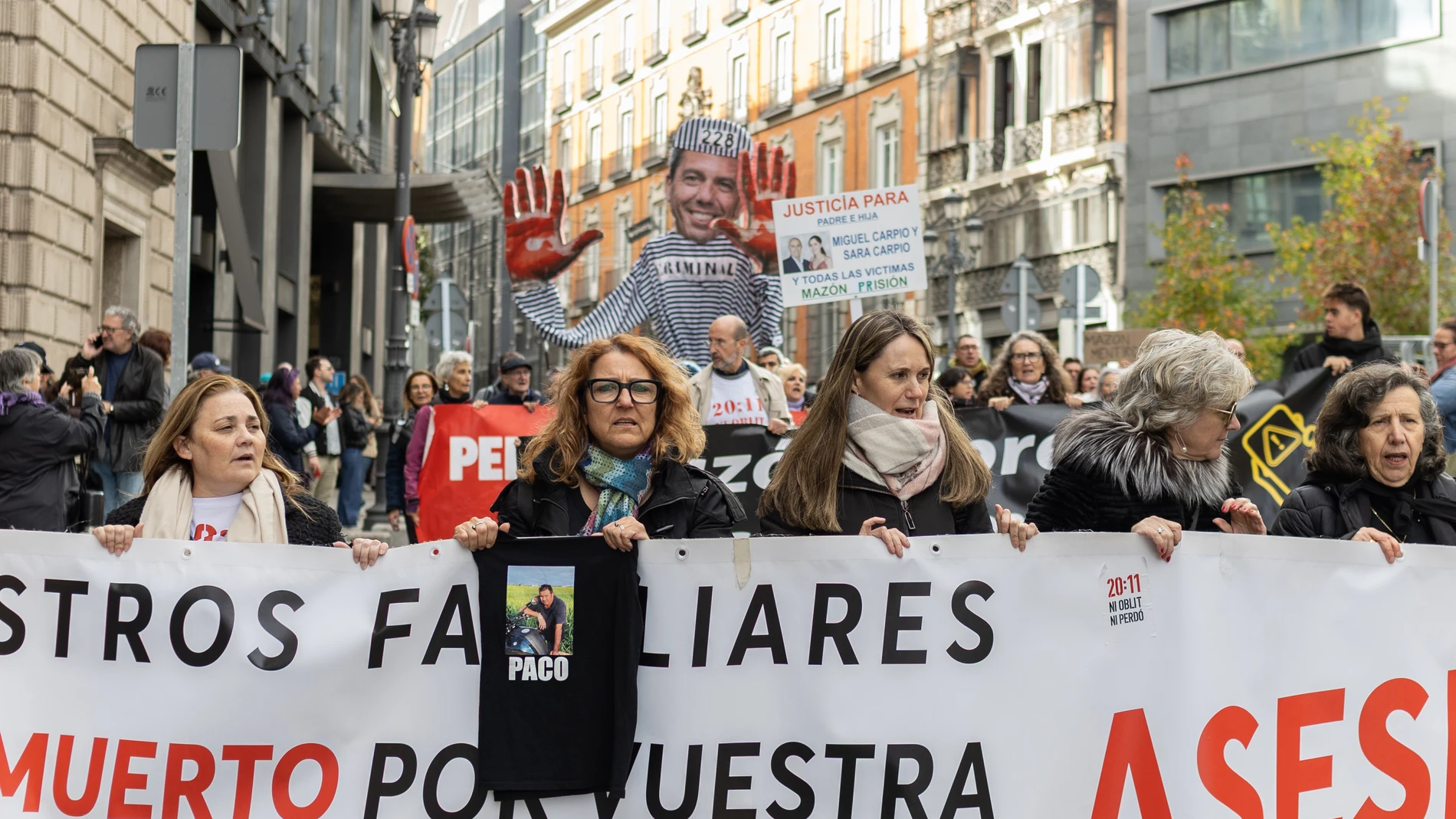 Varias personas durante una concentración frente al Congreso de los Diputados, a 17 de noviembre de 2025, en Madrid (España). Víctimas de la dana se han concentrado hoy frente al Congreso cuando el presidente de la Generalitat valenciana en funciones comparece ante la comisión de investigación por su gestión de la catástrofe que dejó 229 muertos sólo en Valencia. 17 NOVIEMBRE 2025 Ananda Manjón / Europa Press 17/11/2025