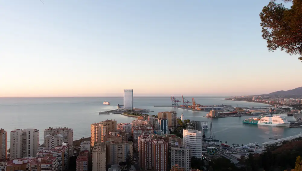 Vista del futuro rascacielos del Puerto de Málaga desde Gibralfaro