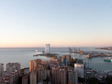 Vista del futuro rascacielos del Puerto de Málaga desde Gibralfaro