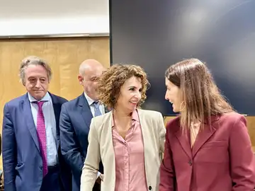 La ministra de Hacienda, María Jesús Montero, saluda a la consellera de Hacienda, Ruth Merino La ministra de Hacienda, María Jesús Montero, saluda a la consellera de Hacienda, Ruth Merino