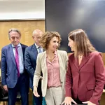 La ministra de Hacienda, María Jesús Montero, saluda a la consellera de Hacienda, Ruth Merino