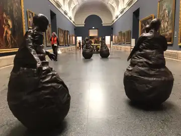 «Conversation Piece III» plantea un diálogo entre las esculturas de Muñoz y los cuadros de la galería central «Conversation Piece III» plantea un diálogo entre las esculturas de Muñoz y los cuadros de la galería central