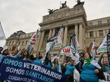 Varias personas con carteles durante una concentración de veterinarios por la polémica de la ley de medicamentos, frente al Ministerio de Agricultura, a 5 de marzo de 2025 Varias personas con carteles durante una concentración de veterinarios por la polémica de la ley de medicamentos, frente al Ministerio de Agricultura, a 5 de marzo de 2025