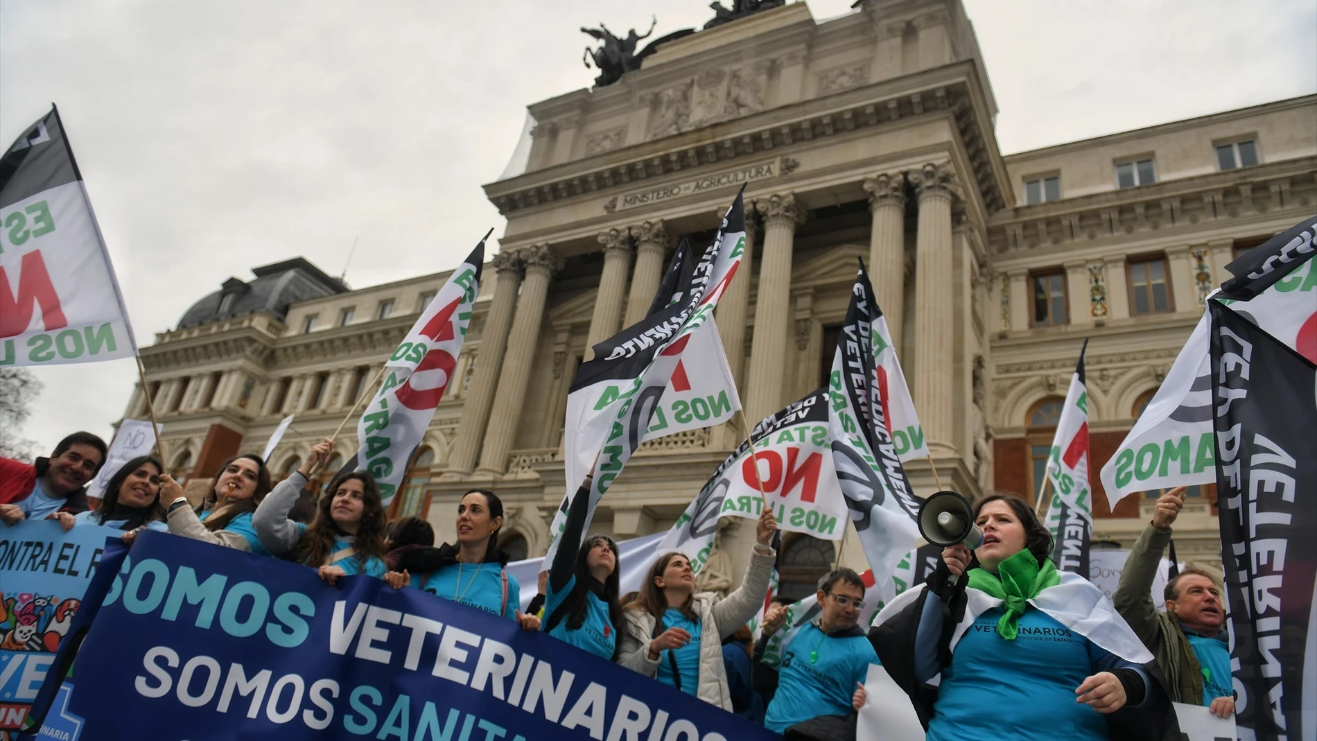 Varias personas con carteles durante una concentración de veterinarios por la polémica de la ley de medicamentos, frente al Ministerio de Agricultura, a 5 de marzo de 2025