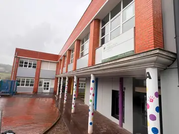 La docente víctima de acoso por estudiantes de Plentzia, muy afectada y de baja médica GRAFCAV6558. PLENTZIA (BIZKAIA), 17/11/2025.-Imagen del instituto Uribe Kosta en Plentzia (Bizkaia) donde la profesora que ha denunciado haber sufrido acoso por parte de alumnos de ese centro que el pasado 31 de octubre se concentraron ante su vivienda está muy afectada por la situación y se encuentra de baja médica, según han informado a EFE personas trabajadoras del centro. EFE/Iratxe Rodríguez