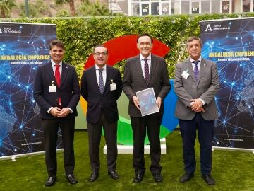 El consejero de Universidad, Investigación e Innovación de la Junta, José Carlos Gómez Villamandos, entre otros, en la presentación del acto