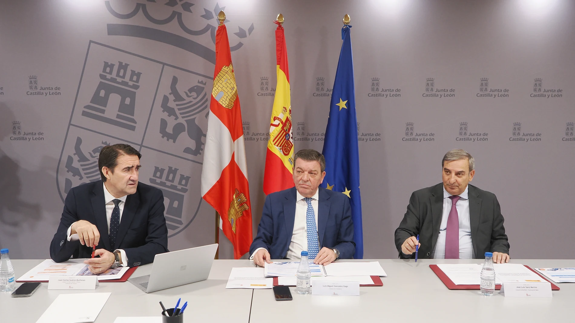 Los consejeros de la Presidencia, Luis Miguel González Gago; de Medio Ambiente, Vivienda y Ordenación del Territorio, Juan Carlos Suárez-Quiñones, y de Movilidad y Transformación Digital, José Luis Sanz Merino, presentan el Plan de Vialidad Invernal de Castilla y León