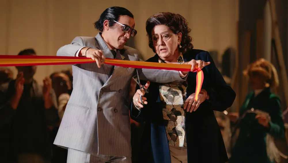 La producción reutiliza materiales escenográficos y vestuarios ya utilizados por el Teatro para otro título