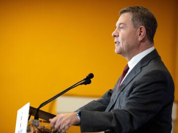 Emiliano Garc&iacute;a-Page en la firma del protocolo para la inversi&oacute;n en consultorios locales de la provincia de Guadalajara