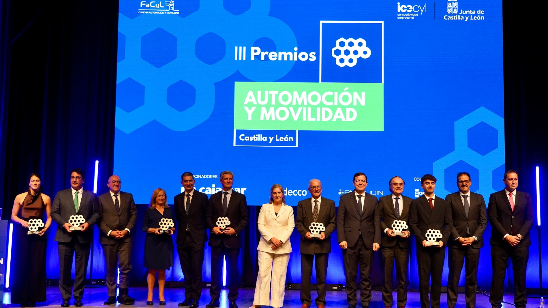 Fernández Mañueco y Jesús Julio Carnero con los galardonados, entre ellos, Carlos de Miguel y Francisco Riberas