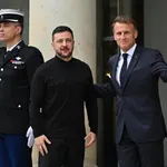 Ucrania.- Zelenski y Macron acuerdan que Ucrania compre un centenar de cazas franceses para los próximos diez años