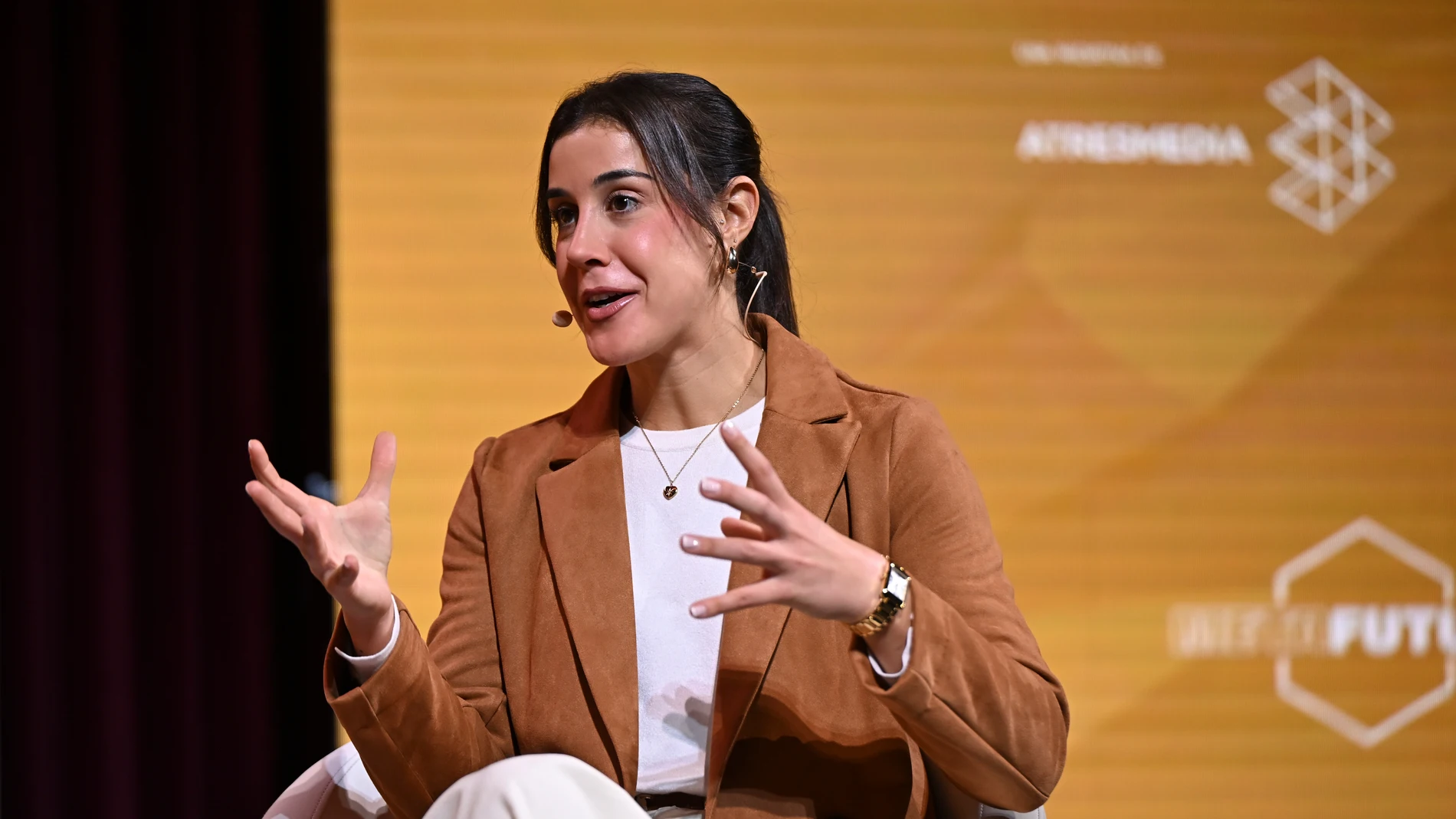 MADRID, 17/11/2025.Carolina Marín, jugadora de bádminton, campeona olímpica y tricampeona del mundo, durante la conversación 'Resiliencia más allá del deporte' dentro de la primera jornada de la IV edición del foro Metafuturo, este lunes en el Ateneo de Madrid. EFE/ Fernando Villar
