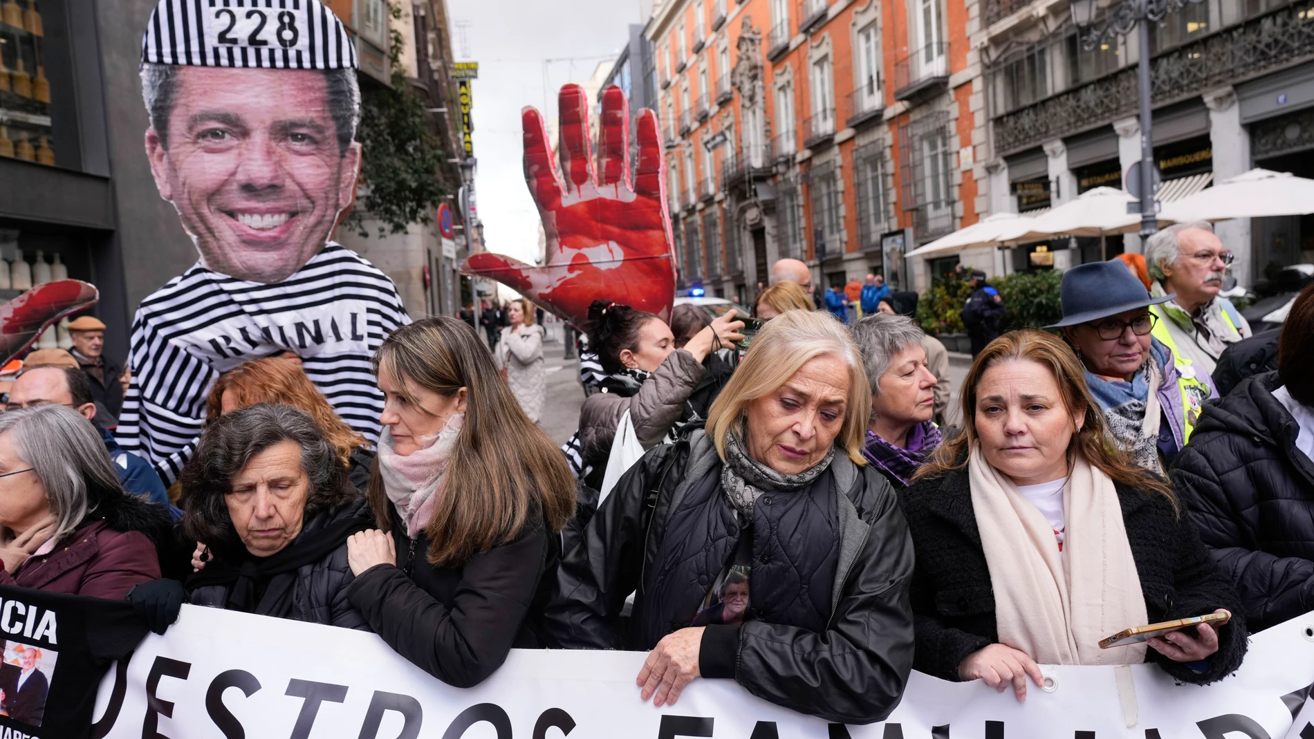 MADRID (ESPAÑA), 17/11/2025.- Miembros de la Asociación de las víctimas de la dana se manifiestan en las inmediaciones del Congreso este lunes donde el presidente de la Generalitat valenciana en funciones Carlos Mazón ha comparecido en la comisión de investigación. EFE/ Borja Sánchez-Trillo