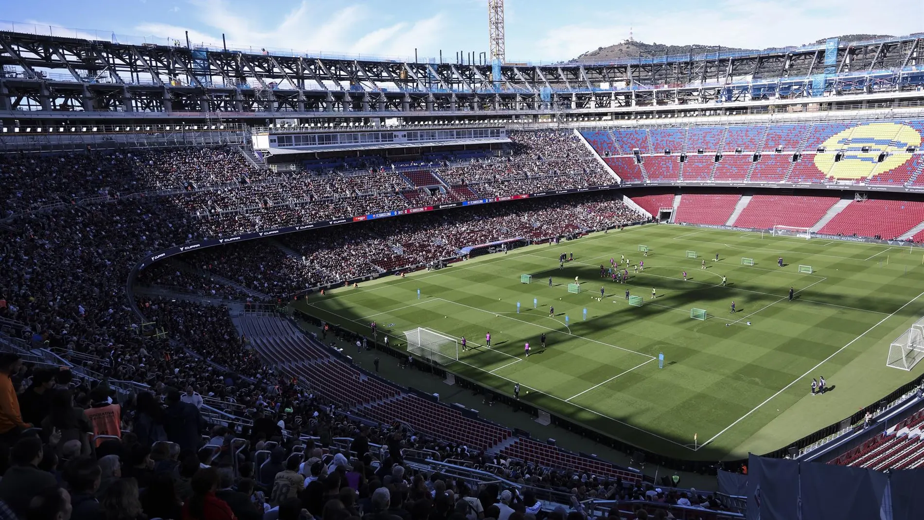 El fútbol vuelve al Camp Nou tras las obras