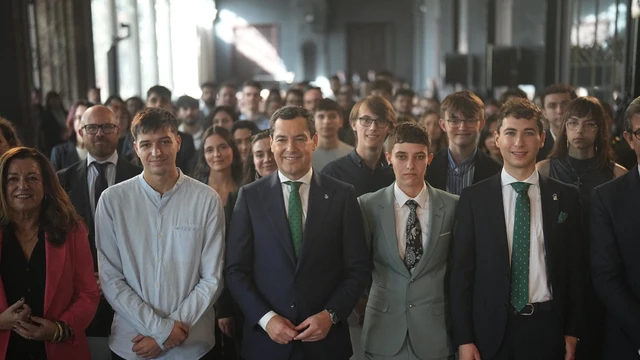 El presidente de la Junta, Juanma Moreno, en el acto de reconocimiento a los mejores expedientes académicos