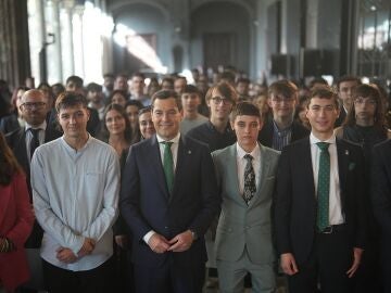 El presidente de la Junta, Juanma Moreno, en el acto de reconocimiento a los mejores expedientes académicos