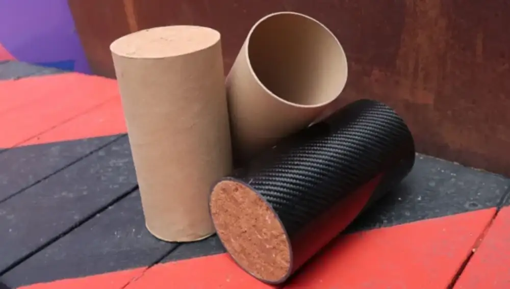 Tubos de cartón y fibra de carbono rellenos de tierra apisonada