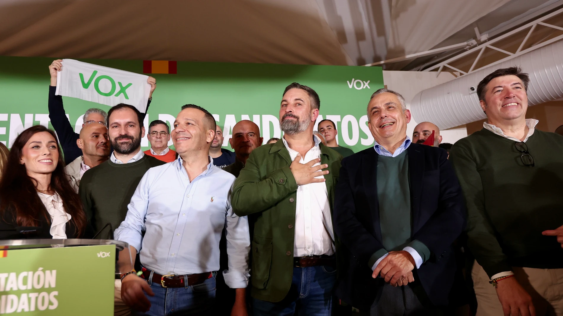 (I-D) El candidato de VOX en Extremadura, Óscar Fernández; el presidente de VOX, Santiago Abascal; y el número 1 en la provincia de Badajoz y senador de VOX, Ángel Pelayo Gordillo; durante un acto para presentar a los candidatos de VOX a las elecciones autonómicas en Extremadura, en el Hotel Las Lomas, a 17 de noviembre de 2025, en Mérida, Badajoz, Extremadura (España). Abascal ha respaldado en este acto a Óscar Fernández, el portavoz del partido en la Asamblea de Extremadura que ha sido eleg...