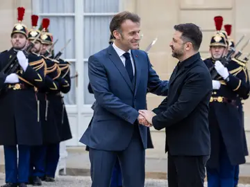 French President Macron receives Ukrainian President Zelensky in Paris PARIS (France), 17/11/2025.- French President Emmanuel Macron (C) welcomes Ukrainian President Volodymyr Zelensky (C-R) at the Elysee Palace in Paris, France, 17 November 2025. Zelensky's visit to the Elysee seeks to secure advanced military and defense aid from France aimed at reinforcing Ukraine's air defenses. (Francia, Ucrania) EFE/EPA/CHRISTOPHE PETIT TESSON