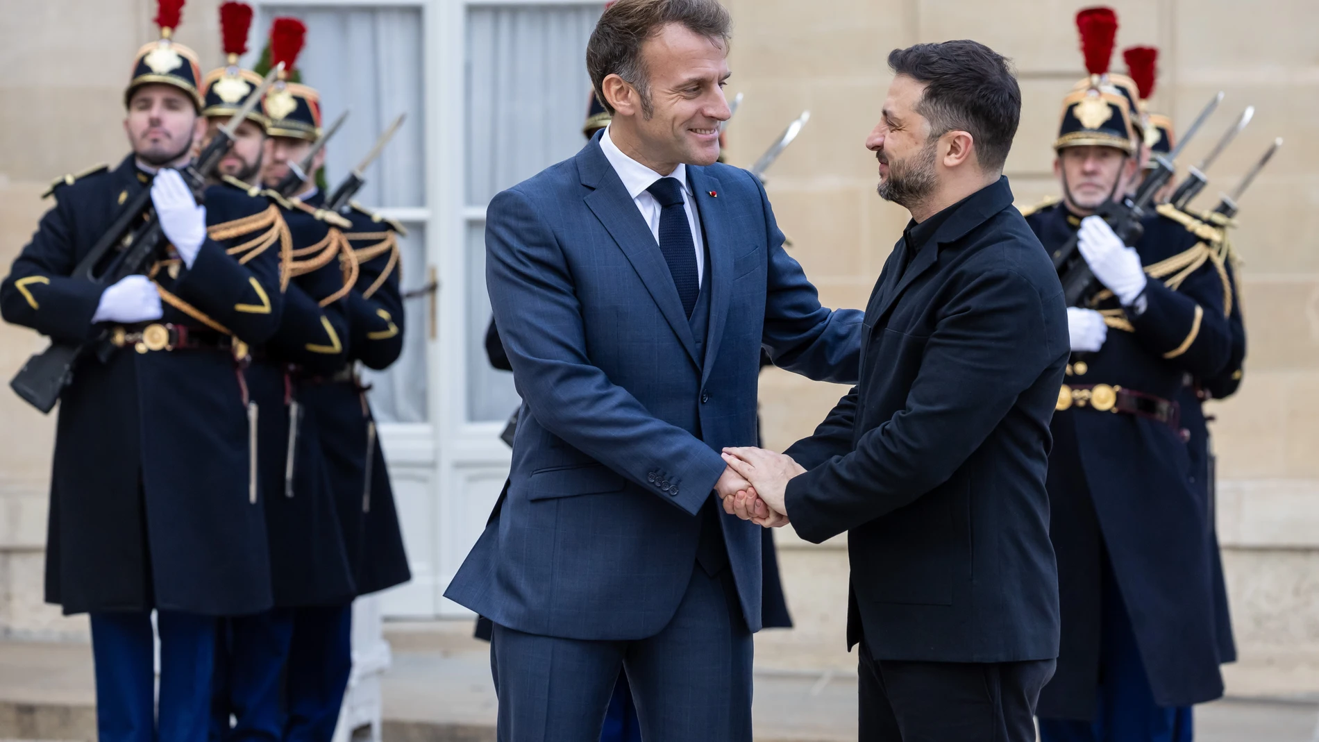 PARIS (France), 17/11/2025.- French President Emmanuel Macron (C) welcomes Ukrainian President Volodymyr Zelensky (C-R) at the Elysee Palace in Paris, France, 17 November 2025. Zelensky's visit to the Elysee seeks to secure advanced military and defense aid from France aimed at reinforcing Ukraine's air defenses. (Francia, Ucrania) EFE/EPA/CHRISTOPHE PETIT TESSON