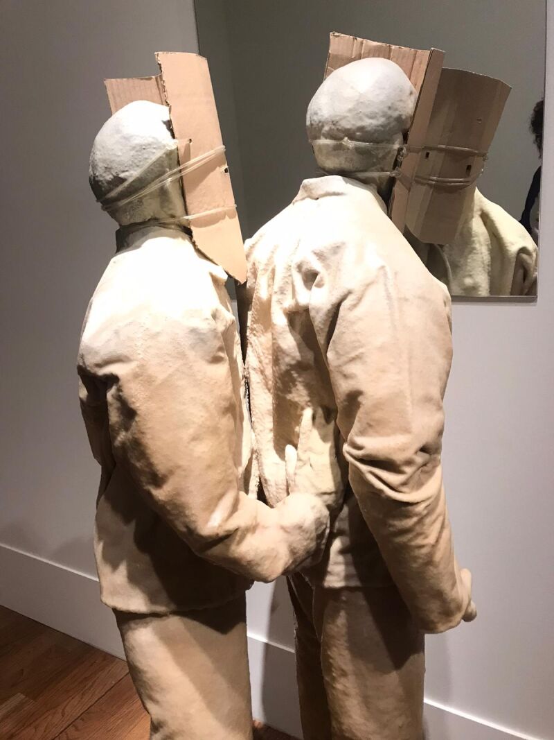 El espejo, uno de los elementos comunes en Juan Muñoz