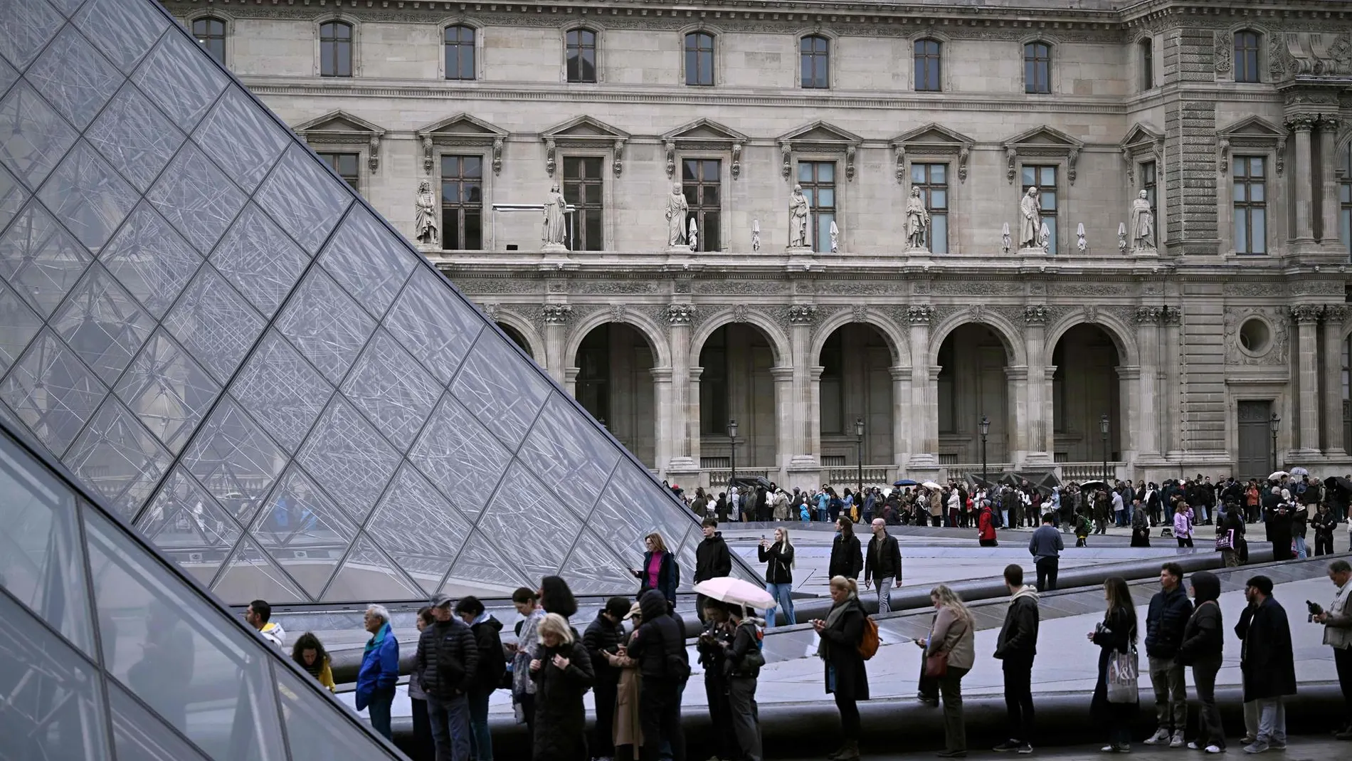 Francia.- El Museo del Louvre de París cierra por precaución una galería por "debilidades estructurales"