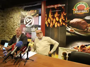 El presidente del Consejo Regulador de la I.G.P. Botillo del Bierzo Óscar Ramos (D), junto al director de Alimentos de Calidad del Bierzo, Pablo Linares (I), durante la presentación del acto de celebración del XXV aniversario de la IGP Botillo del Bierzo El presidente del Consejo Regulador de la I.G.P. Botillo del Bierzo Óscar Ramos (D), junto al director de Alimentos de Calidad del Bierzo, Pablo Linares (I), durante la presentación del acto de celebración del XXV aniversario de la IGP Botillo del Bierzo
