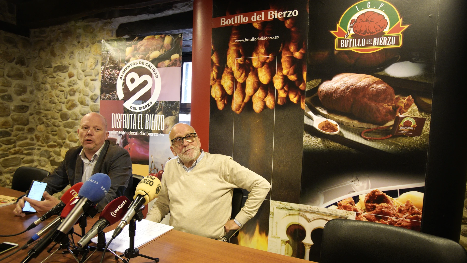 El presidente del Consejo Regulador de la I.G.P. Botillo del Bierzo Óscar Ramos (D), junto al director de Alimentos de Calidad del Bierzo, Pablo Linares (I), durante la presentación del acto de celebración del XXV aniversario de la IGP Botillo del Bierzo