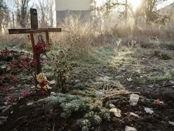 Tumbas improvisadas para civiles ucranianos muertos en la ciudad fronteriza de Kostyantynivka (Donetsk) DONETSK (Ukraine), 17/11/2025.- A handout photo made available by the press service of the 24th Mechanized Brigade of the Ukrainian Armed Forces on 17 November 2025 shows the graves of civilian residents killed by Russian strikes in the frontline city of Kostyantynivka of Donetsk region, Ukraine, 16 November 2025 (issued 17 November 2025), amid the ongoing Russian invasion. Russian troops entered Ukrainian territory on 24 February 2022, starting a conflict that has provoked destruction and a ...