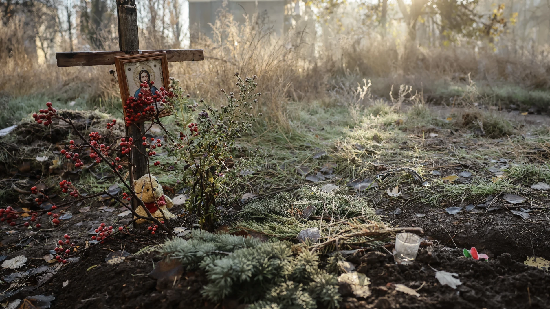 DONETSK (Ukraine), 17/11/2025.- A handout photo made available by the press service of the 24th Mechanized Brigade of the Ukrainian Armed Forces on 17 November 2025 shows the graves of civilian residents killed by Russian strikes in the frontline city of Kostyantynivka of Donetsk region, Ukraine, 16 November 2025 (issued 17 November 2025), amid the ongoing Russian invasion. Russian troops entered Ukrainian territory on 24 February 2022, starting a conflict that has provoked destruction and a ...
