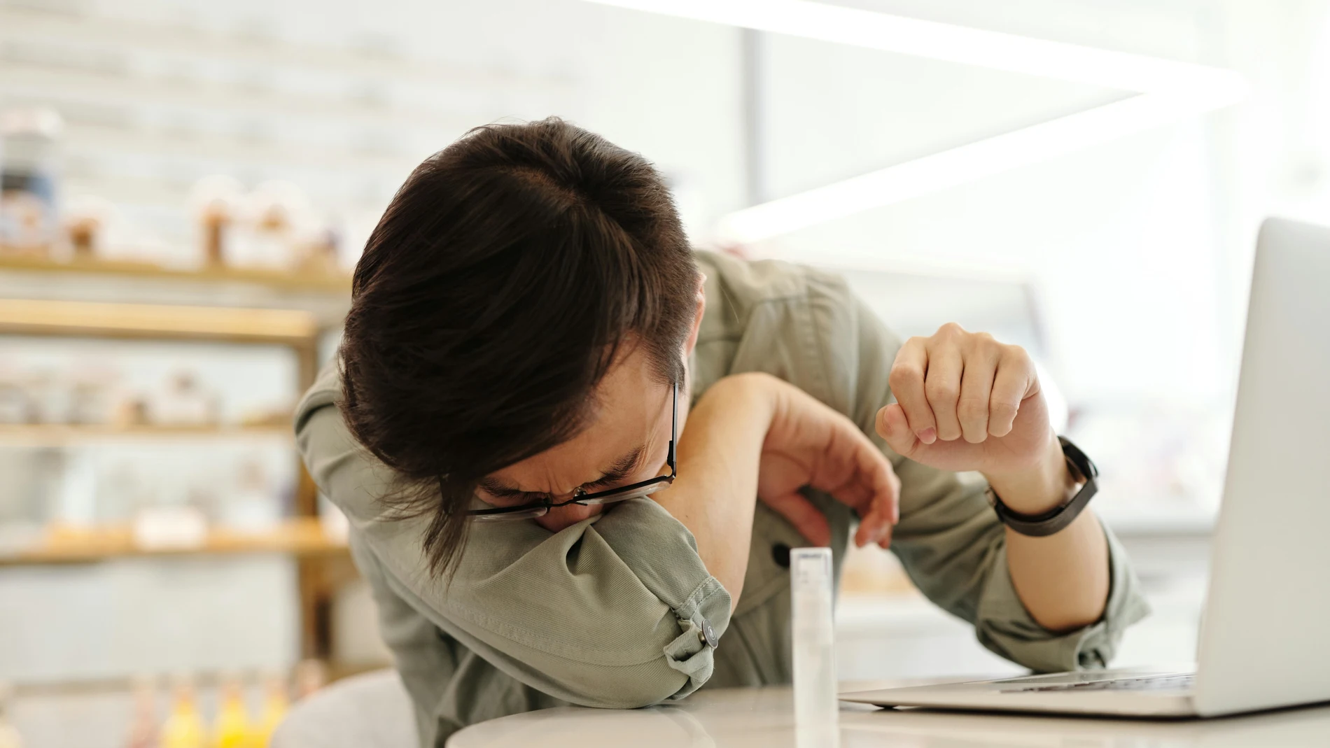 Hombre con gripe.REMITIDA / HANDOUT por DGA.Fotografía remitida a medios de comunicación exclusivamente para ilustrar la noticia a la que hace referencia la imagen, y citando la procedencia de la imagen en la firma18/11/2025