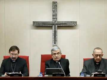 Rueda de prensa de la Asamblea Plenaria de la Conferencia Episcopal Española (CEE) FOTODELDÍA MADRID (ESPAÑA), 18/11/2025.- El arzobispo de Valladolid y presidente de la Conferencia Episcopal Española, Luis Argüello (c) junto con el arzobispo de Barcelona, Juan José Omella (d) durante la rueda de prensa celebrada este martes en Madrid tras 128º Asamblea Plenaria de la Conferencia Episcopal Española (CEE), un día después de reunirse con el papa León XIV. EFE/JJ Guillén
