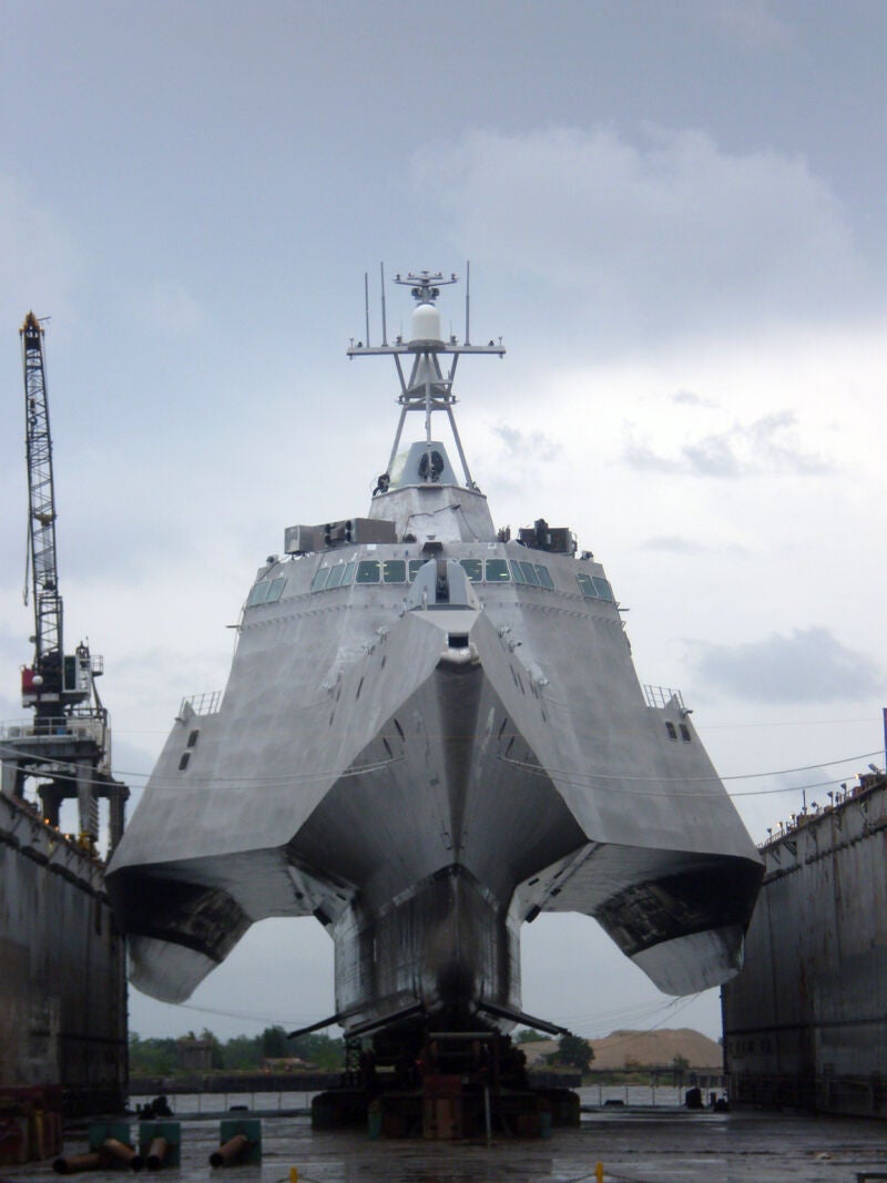 Casco trimarán del LCS 2 de la clase Independence.