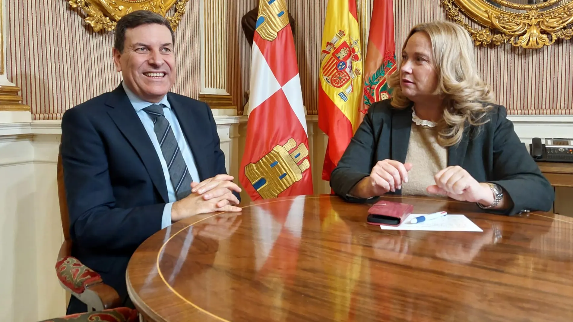 Fernández Carriedo junto a la alcaldesa Cristina Ayala