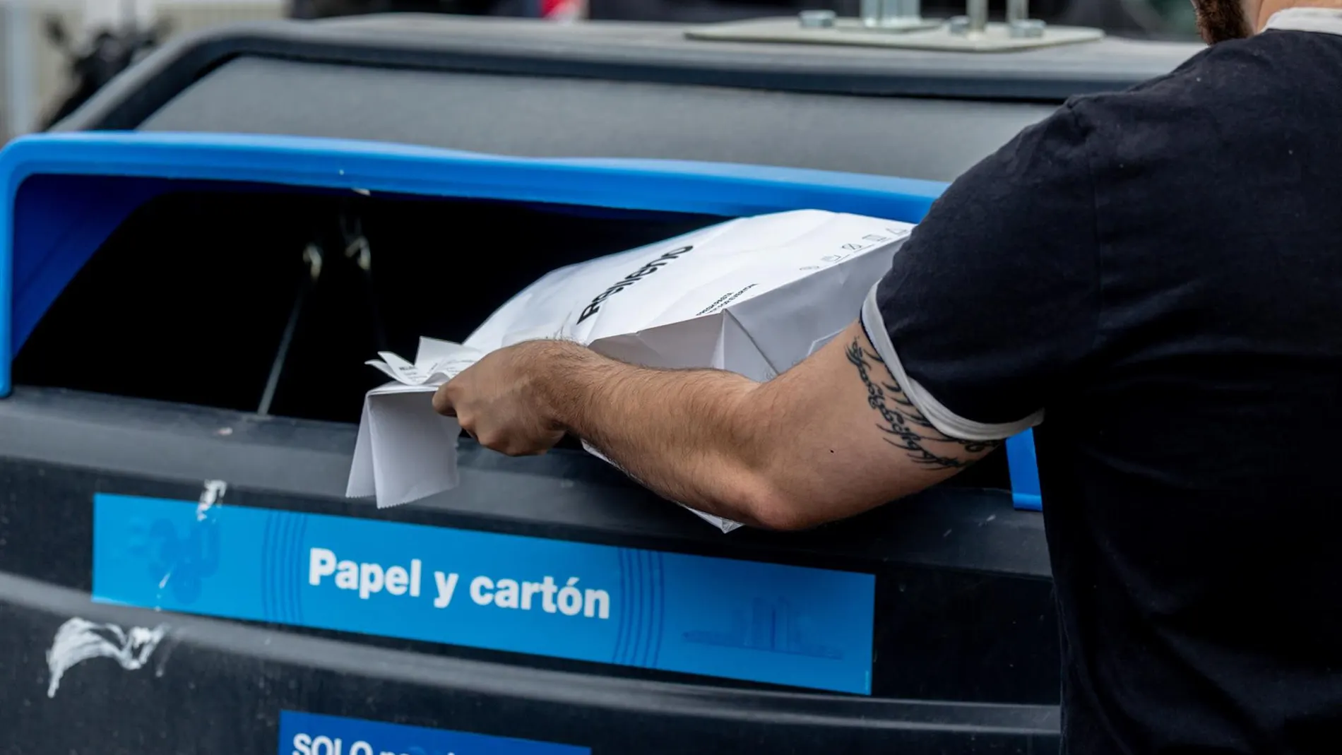 MADRID.-Ocho asociaciones convocan una protesta este sábado en Ciudad Lineal contra la tasa de basuras y la suciedad