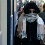 Una persona se cubre con una bufanda