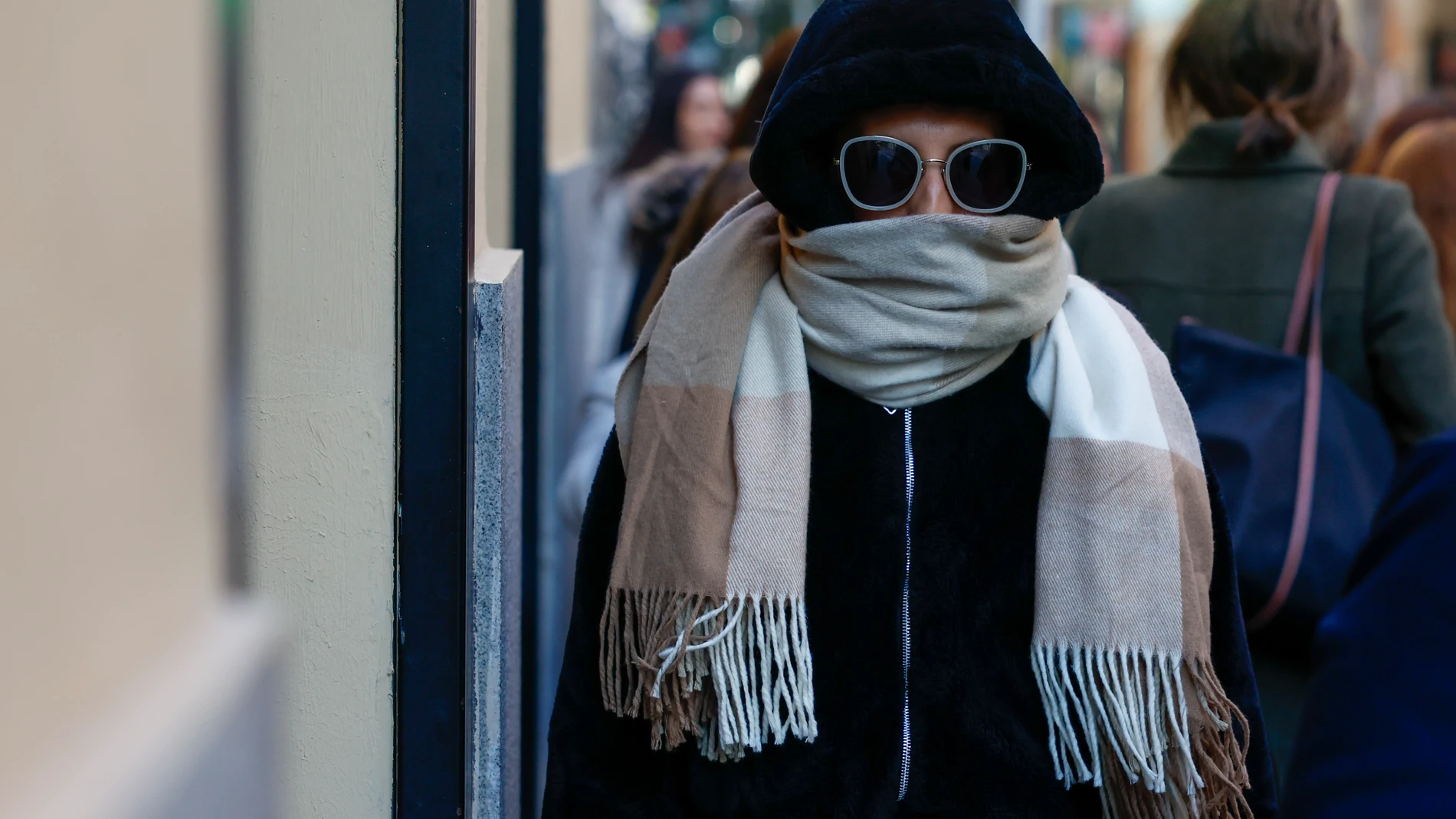 Una persona se cubre con una bufanda